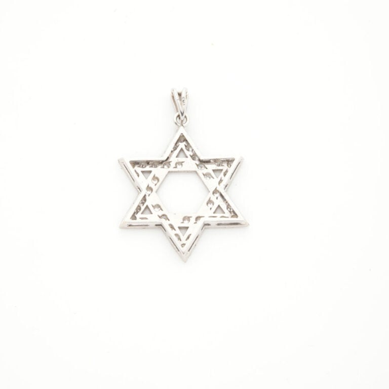 PENDENTIF "Etoile de David" en or gris (585‰) 14 carats, ajouré, serti de diama…