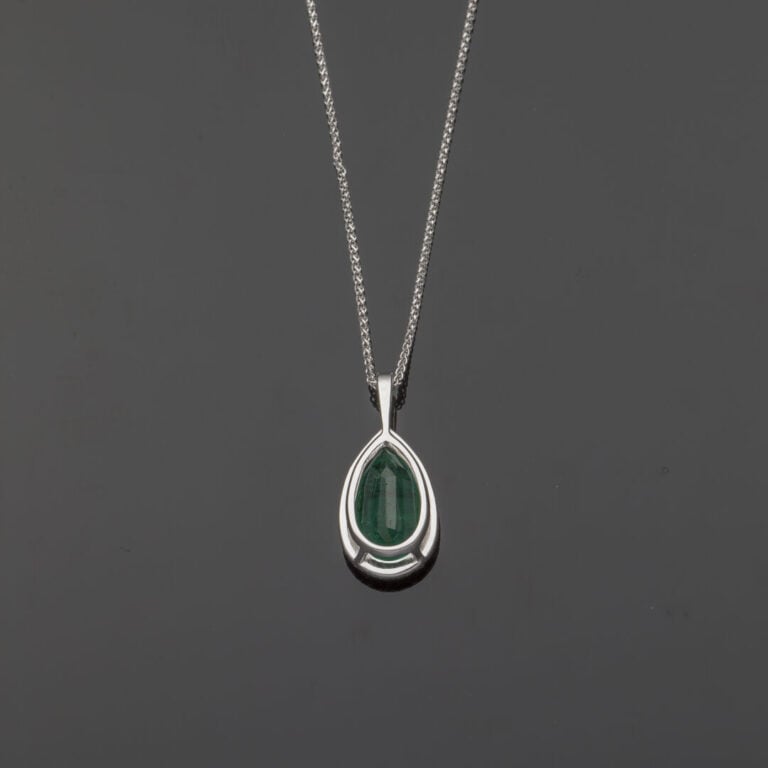 PENDENTIF "goutte" et sa CHAINETTE en gris (750‰) serti d'une émeraude taillée…