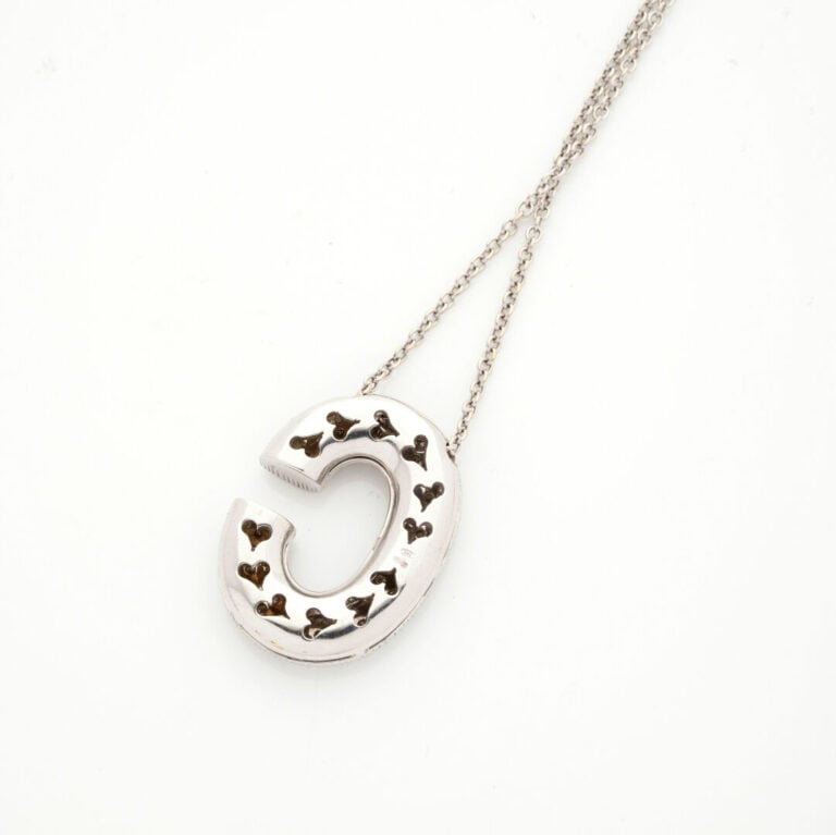PENDENTIF « lettre C » et sa chaînette en or gris (750‰) pavé de diamants. - Di…