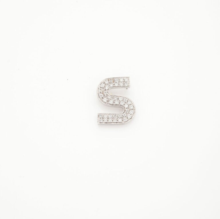 PENDENTIF lettre "S" en or gris (750‰) pavé de diamants taille brillant - Dim.:…