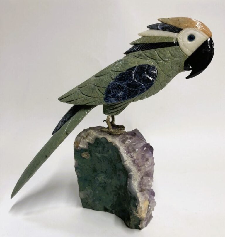 Perroquet en pierres dures sur un socle en améthyste. - H : 30 cm
