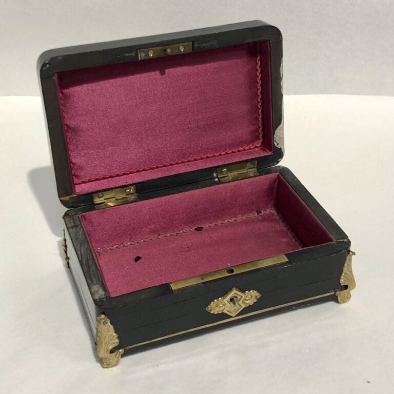 Petite boite à bijoux en marqueterie de bois de loupe, bois noirci, laiton et n…