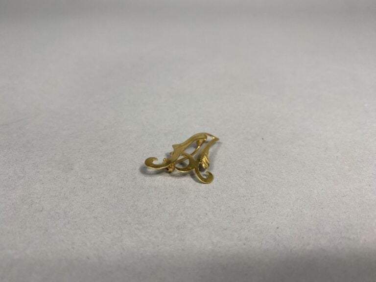 Petite broche en or jaune (750) en forme de lettre "A" - Poids : 1.6 g - H : 2.…