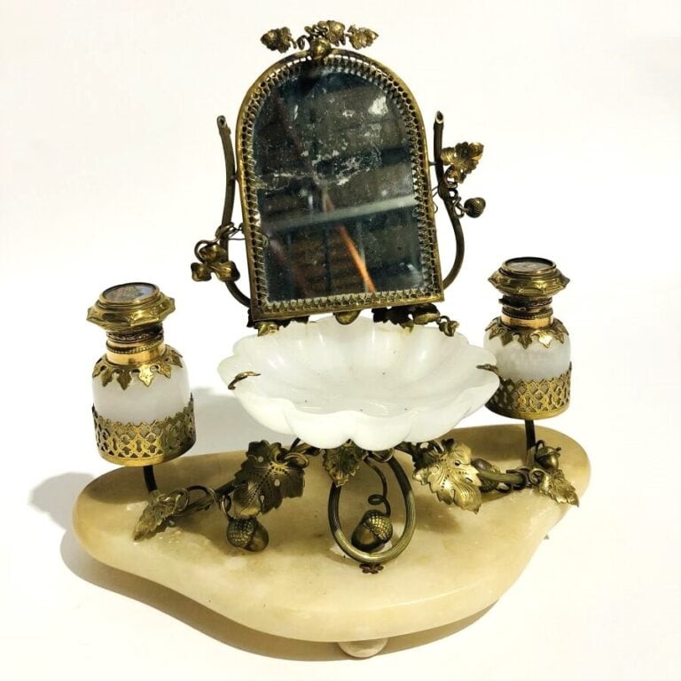 Petite garniture de toilette composee d'un baguier, de deux flacons en opaline…