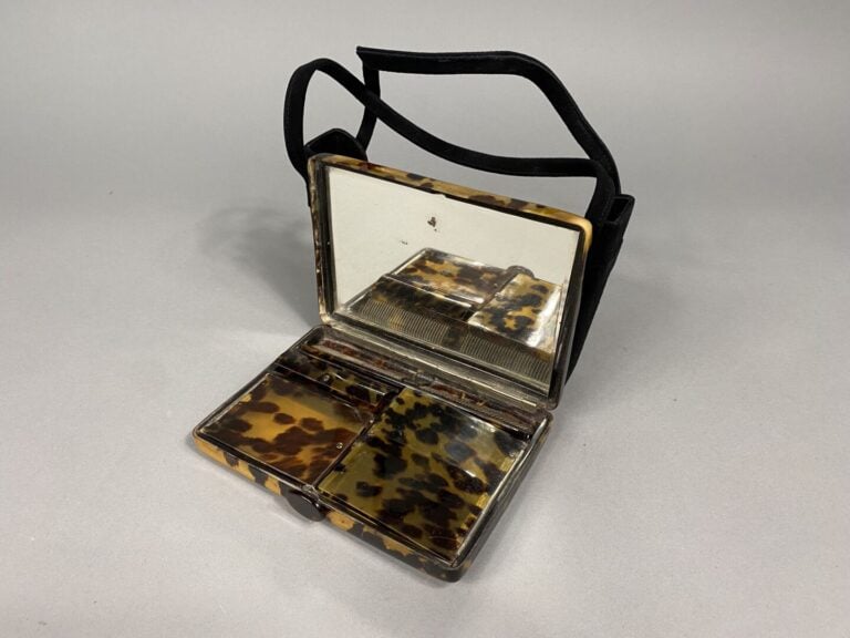 Petite minaudière en écaille blonde ouvrant à trois compartiments à fond de mir…