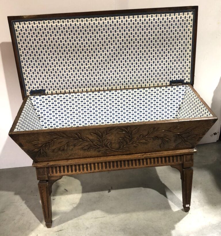 Pétrin en bois sculpté à décor de rinceaux feuillagés et de frise de cannelures…