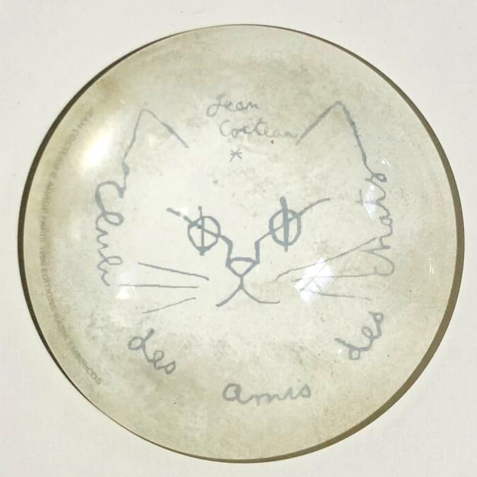 Plaque ronde « Jean Cocteau » gravé au revers d'une tête de chat avec la mentio…