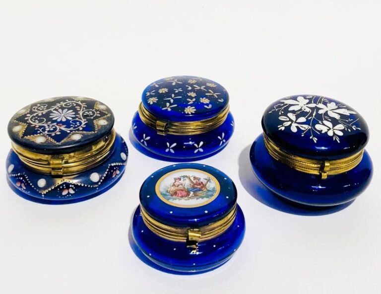 Quatre boites rondes à charnière en verre bleu cobalt à décor émaillé. Epoque N…