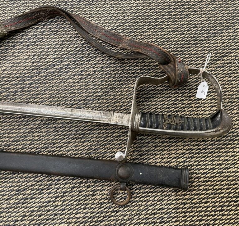 Sabre d'officier. Garde au monogramme de Guillaume II Dragonne. Lame gravée.