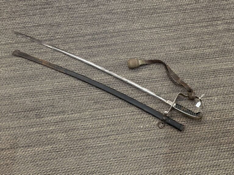 Sabre d'officier. Garde au monogramme de Guillaume II Dragonne. Lame gravée.