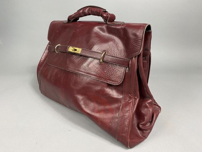 Sac cartable en cuir bordeaux, poignée en cuir, bijouterie dorée, fermoir pivot…