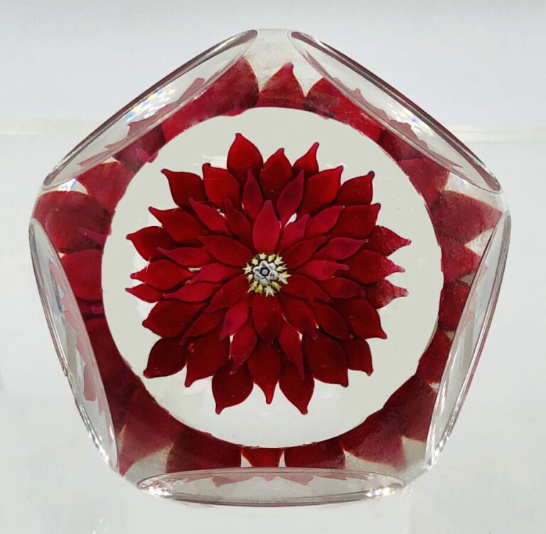 Saint-Louis. Presse-papiers signé et daté SL 1969, orné d'un dahlia rouge (choc…