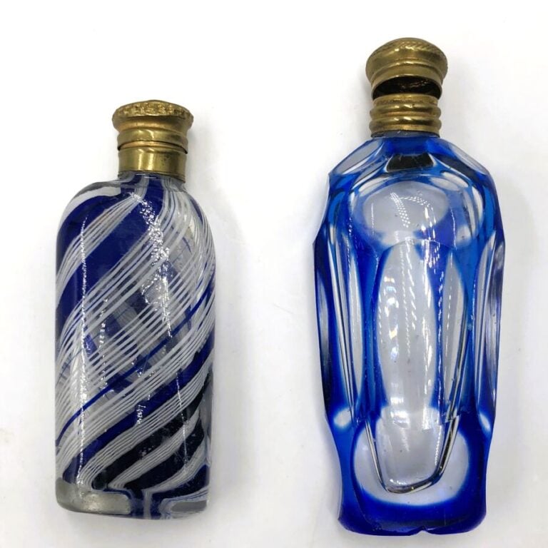 Saint Mandé. Deux flacons à sels en cristal, l'un à décor filigrané et rubané b…