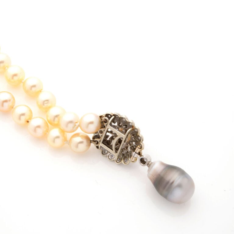 SAUTOIR composé d'un rang de perles de culture de couleur crème retenant un PEN…