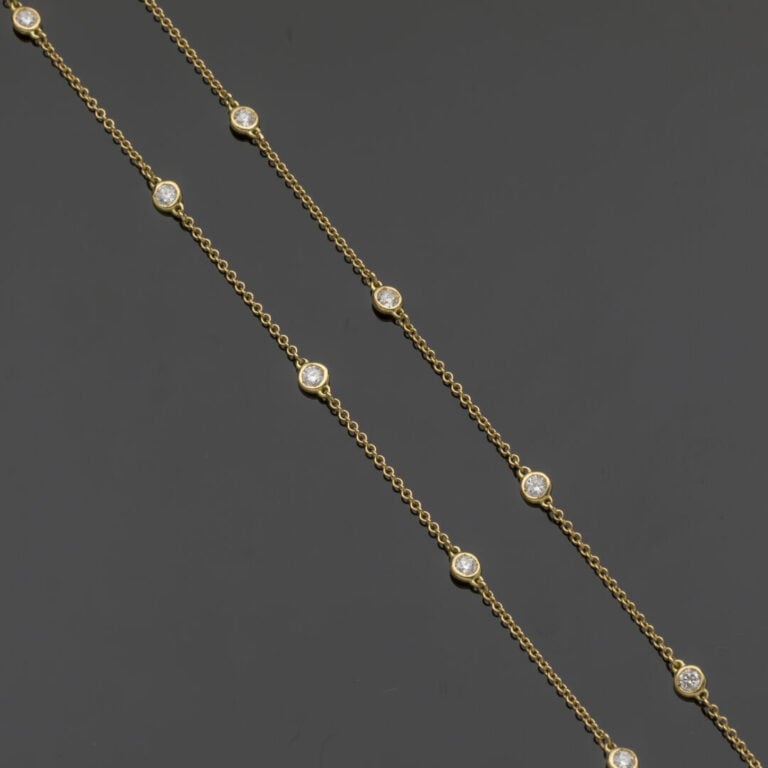SAUTOIR composé d'une chaînette en or jaune (750‰) et 33 diamants taille brilla…