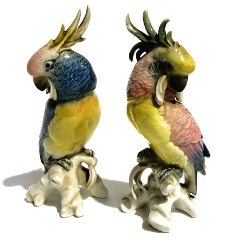 SAXE - Manufacture Karl Ens - Deux perruches branchés en porcelaine polychrome.…