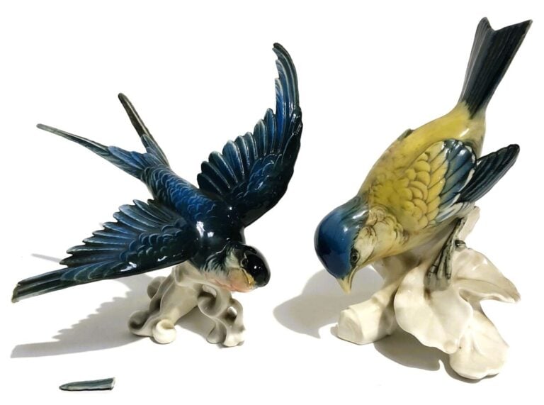 SAXE - Manufacture Karl Ens - Un oiseau en vol et un oiseau branché en porcelai…