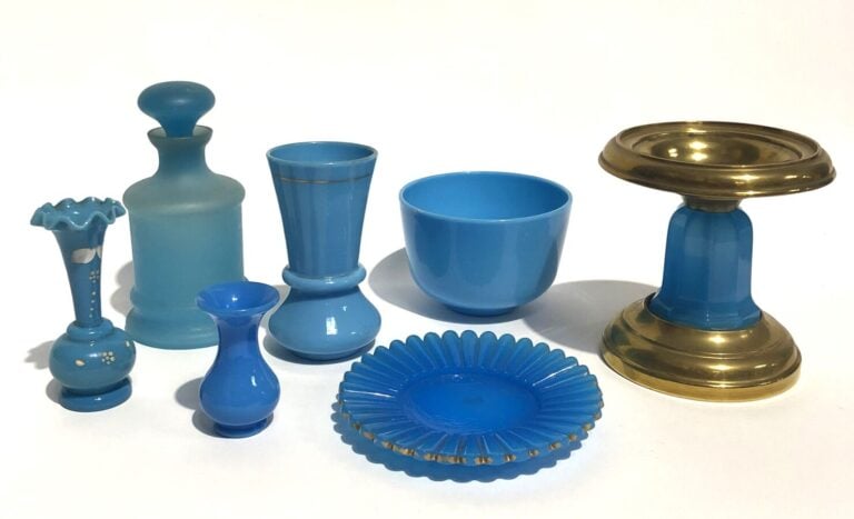 Sept objets en opaline d'époque Napoléon III. - 1°/ Un flacon en opaline bleue…