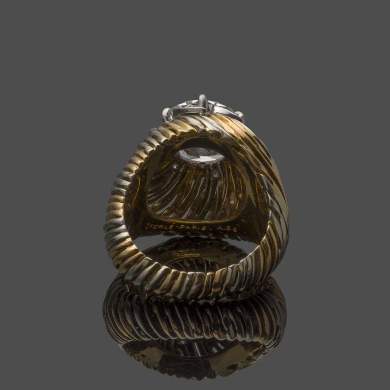 STERLE - BAGUE en platine (950‰) et or jaune (750‰) godronné, serti d'un diaman…