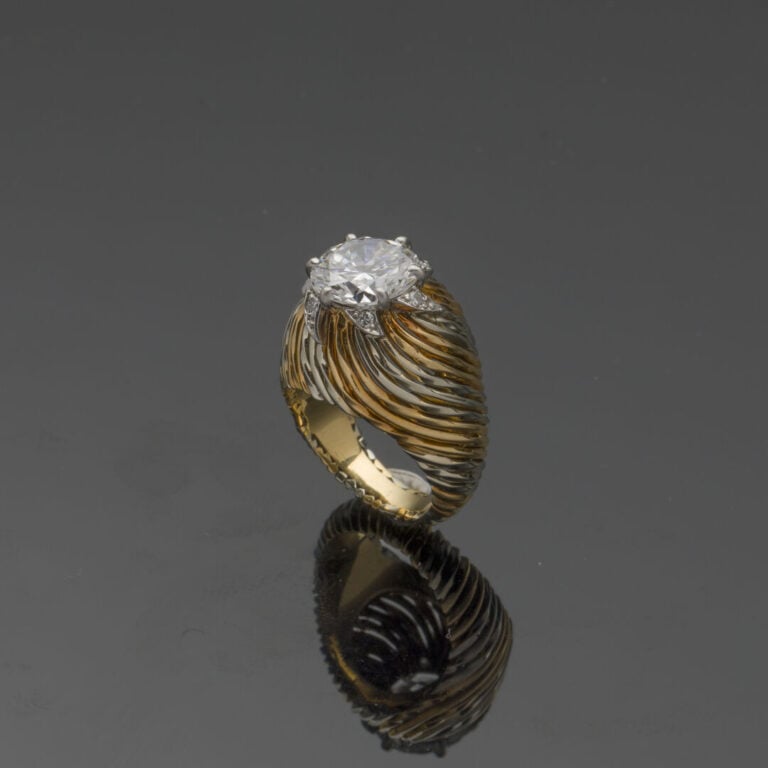 STERLE - BAGUE en platine (950‰) et or jaune (750‰) godronné, serti d'un diaman…