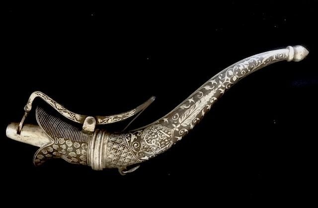 Suite de trois PULVERINS indiens, poires à poudre de style MOGHOL XIX-XXe : - 1…