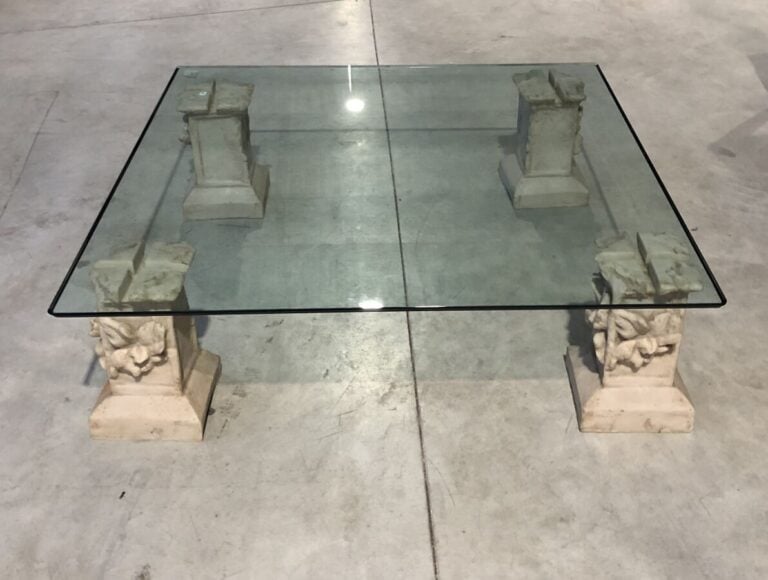 Table basse moderne constituée d'une plaque de verre et de quatre pieds en rési…
