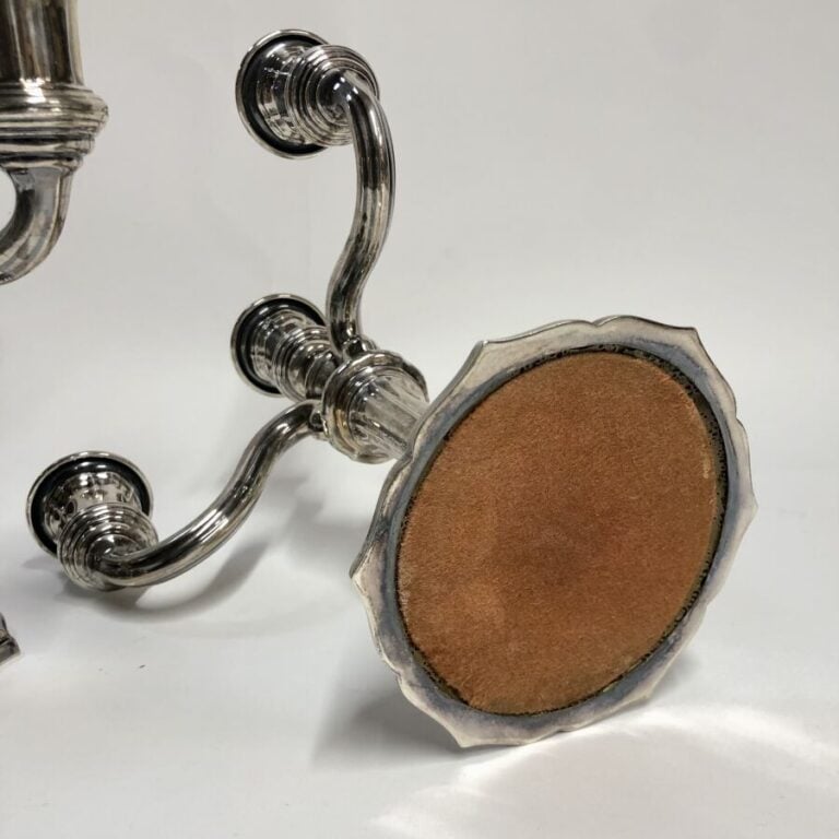 TETARD Frères - Paire de candélabres en argent à quatre lumières, dont trois su…