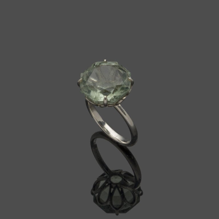 TIFFANY & Co. - BAGUE en argent (925‰) serti d'une prasiolite octogonale. - Sig…
