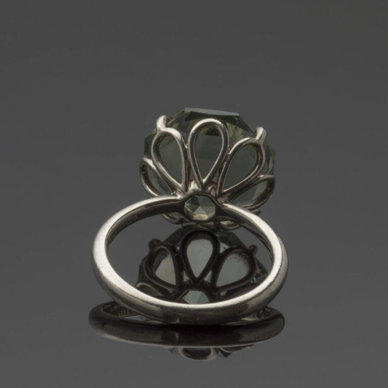 TIFFANY & Co. - BAGUE en argent (925‰) serti d'une prasiolite octogonale. - Sig…