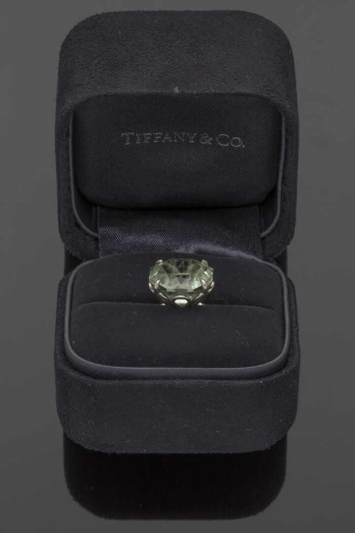TIFFANY & Co. - BAGUE en argent (925‰) serti d'une prasiolite octogonale. - Sig…