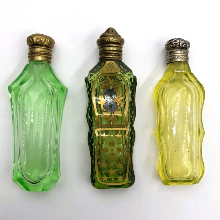 Trois flacons à sels en cristal taillé, l'un en cristal vert et bouchon à charn…