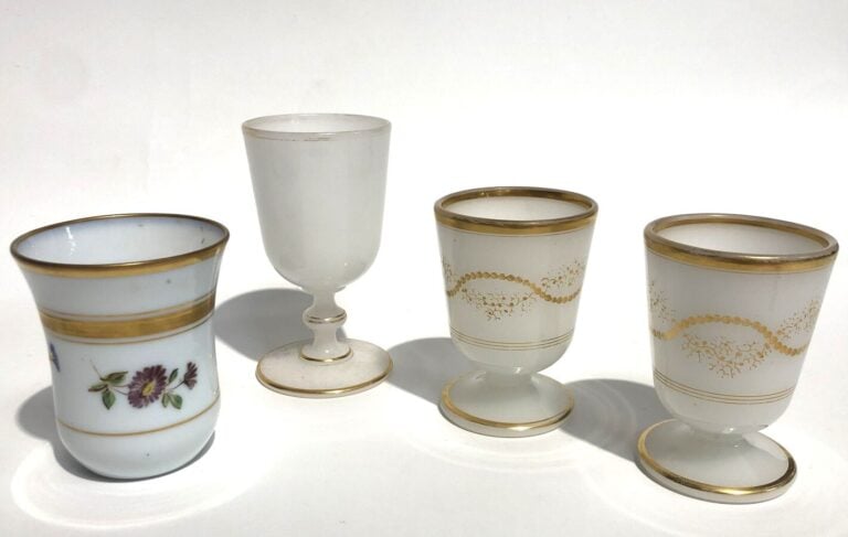 Trois gobelets et un verre en opaline. - 1°/ Un gobelet a bord evase en opaline…