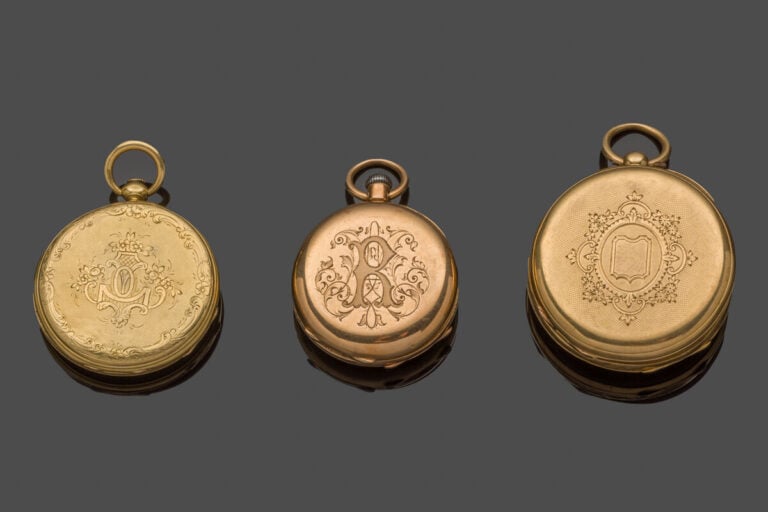 Trois MONTRES de POCHE en or jaune et or rose (750‰), guilloché et ciselé. Cadr…