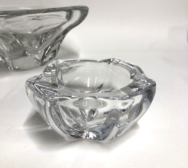 Trois pièces de forme libre : - - DAUM FRANCE - Grande coupe en cristal quadran…