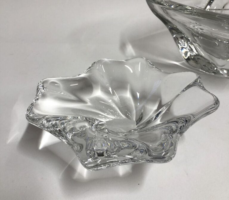 Trois pièces de forme libre : - - DAUM FRANCE - Grande coupe en cristal quadran…