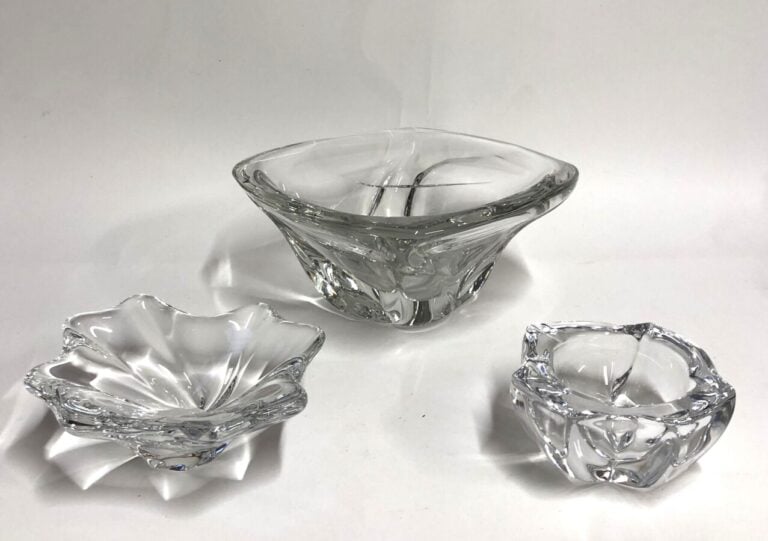 Trois pièces de forme libre : - - DAUM FRANCE - Grande coupe en cristal quadran…