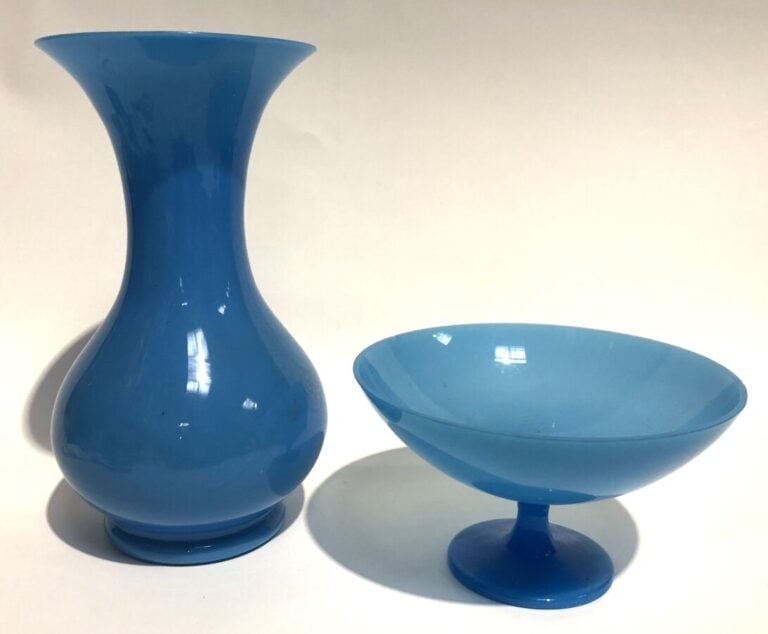 Un vase et une coupe en opaline d'époque Napoléon III : - 1°/ Un vase balustre…