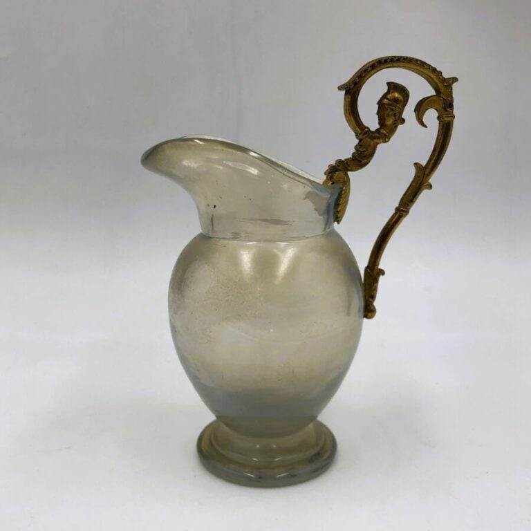 Une petite aiguière en opaline de cristal bulle de savon, anse en bronze ciselé…