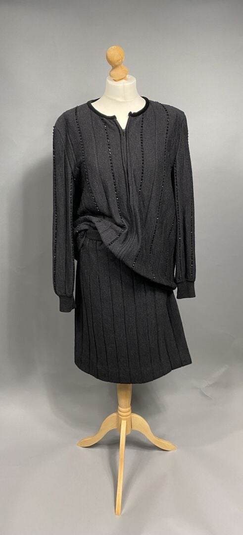 VALENTINO Studio - Tailleur gris en laine et mohair comprenant un gilet zippé o…