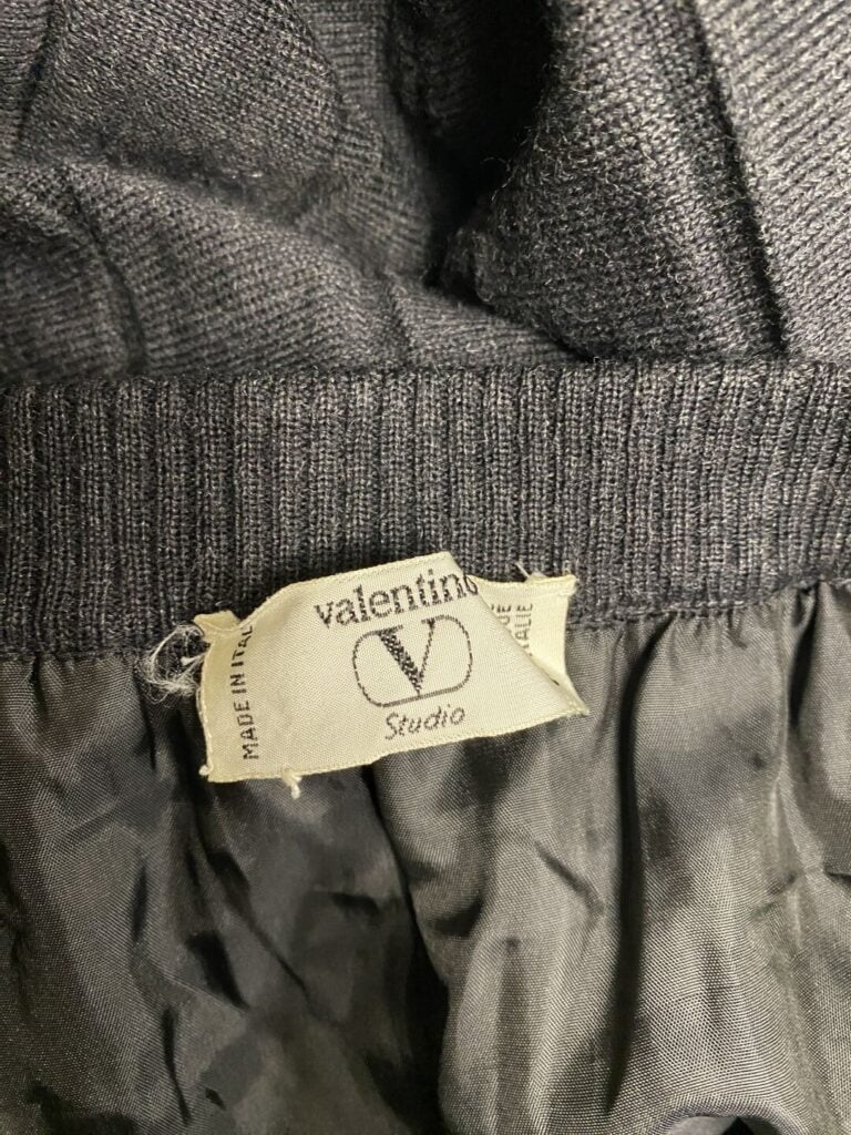 VALENTINO Studio - Tailleur gris en laine et mohair comprenant un gilet zippé o…