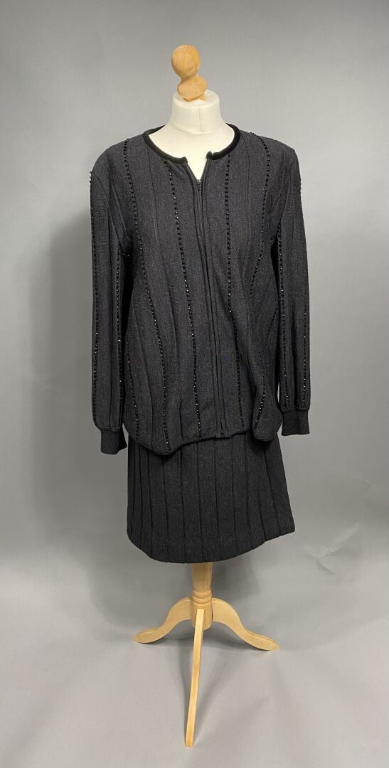 VALENTINO Studio - Tailleur gris en laine et mohair comprenant un gilet zippé o…