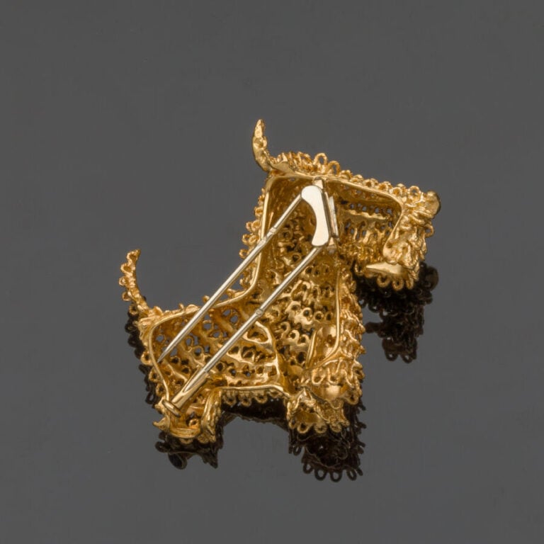 VAN CLEEF & ARPELS - CLIP de CORSAGE "chien" modèle "Ric" en or jaune et or gri…