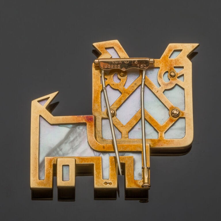 VAN CLEEF & ARPELS - Important CLIP de CORSAGE "chien" stylisé, en or jaune pol…