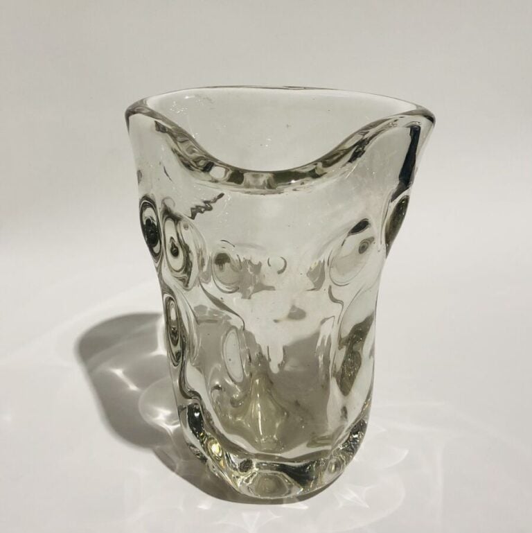 Vase à bord triangulaire en cristal moulé d'impressions en creux. Années 1950.…