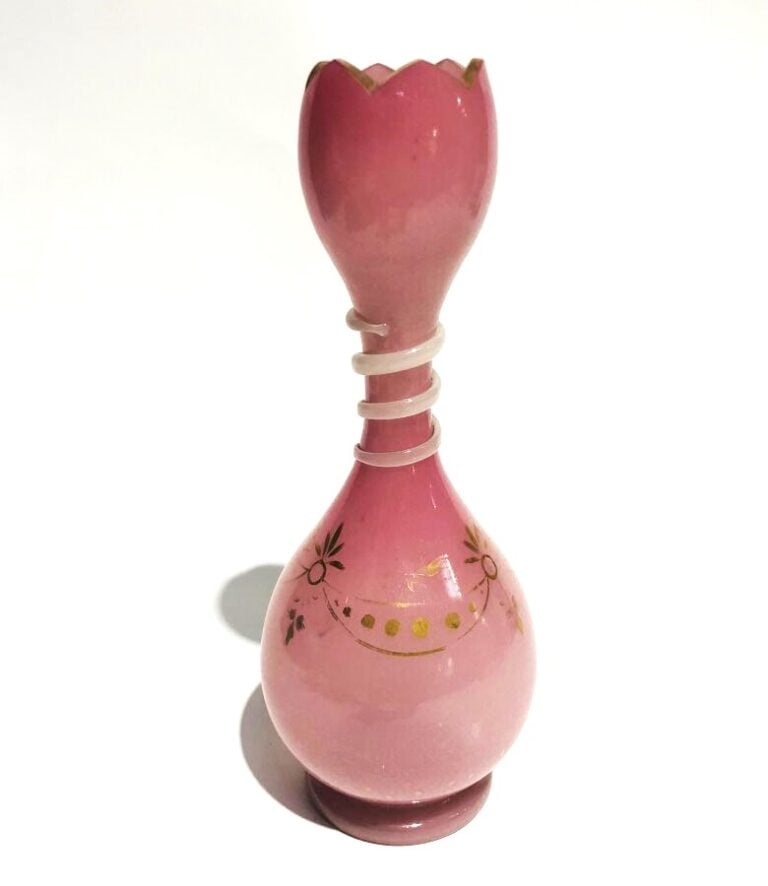 Vase en opaline rose à col rétréci et bord dentelé, orné d'un serpent spiralé e…