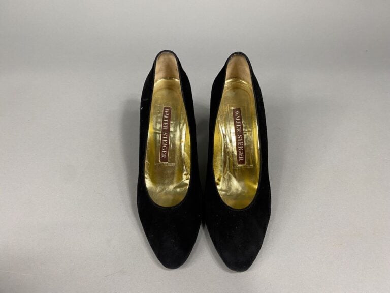 Walter STEIGER - Paire d'escarpins à bout arrondi en daim noir - Pointure 35 1/…