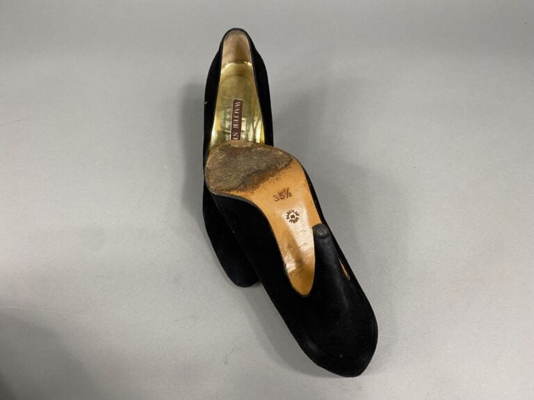 Walter STEIGER - Paire d'escarpins à bout arrondi en daim noir - Pointure 35 1/…