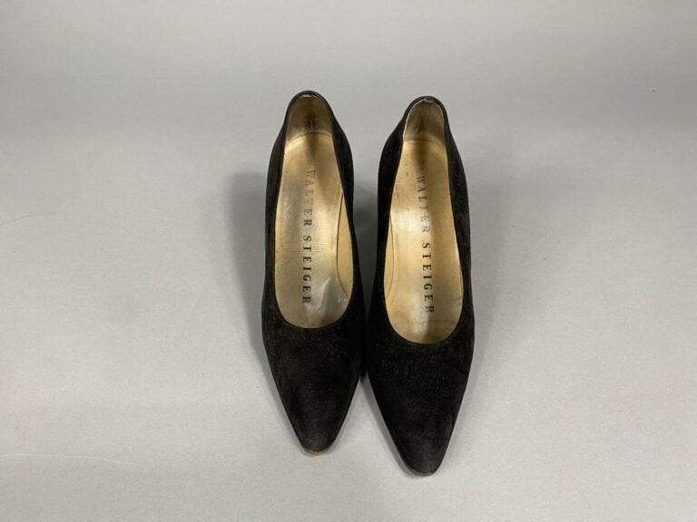 Walter STEIGER - Paire d'escarpins à bout pointu en daim et cuir verni noir - P…