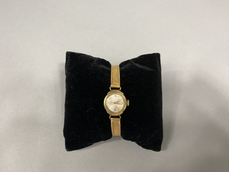 ZENITH - Montre bracelet de dame en or jaune (750), boîtier rond, cadran à fond…