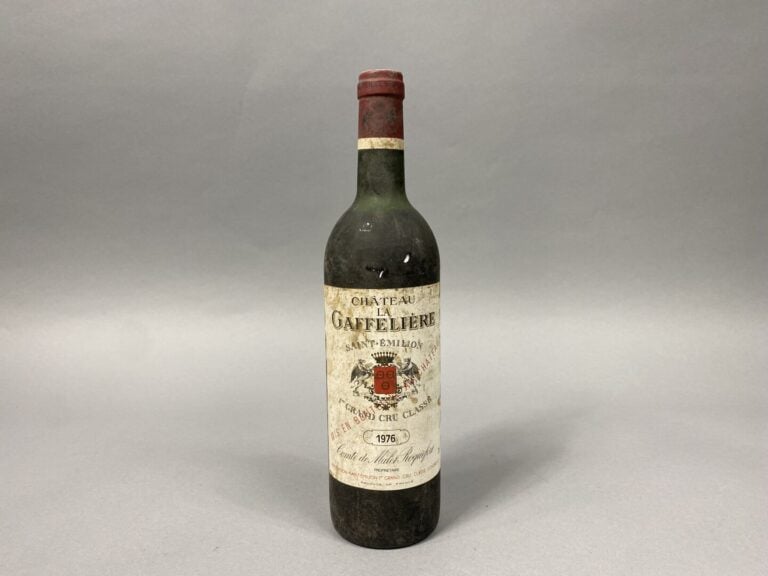1 bouteille Château la Gaffelière, Saint-Emilion, 1976 - (bas épaule, étiquette…